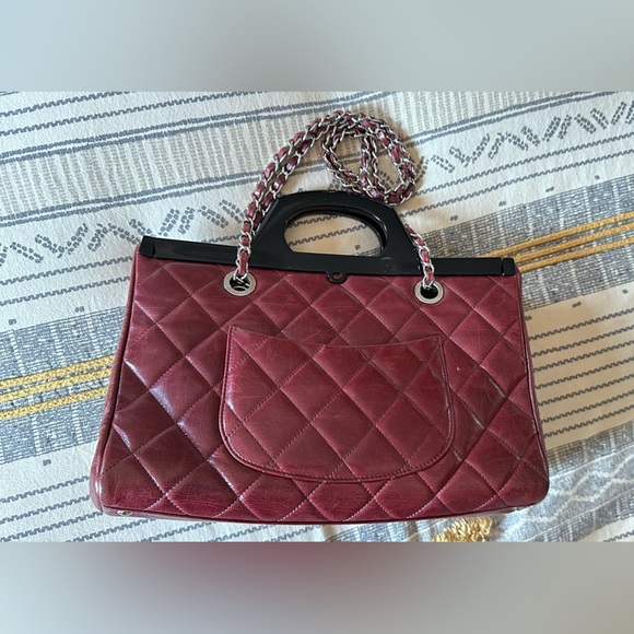 Preowned - CHANEL
Glazed Calfskin Quilted Small CC Delivery Tote Burgundy - Picture 13 of 16